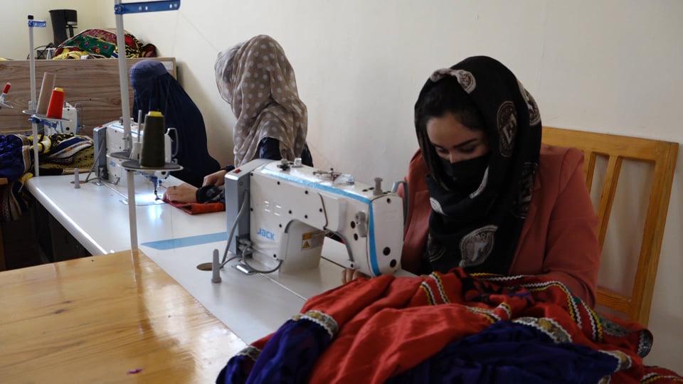 زنان صنعت‌ پیشۀ تخار: بازار صنایع دستی دوباره رونق یافته است