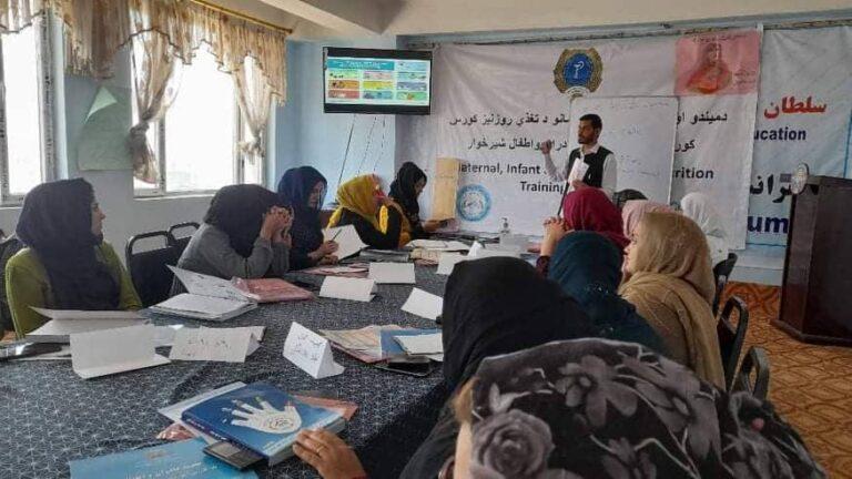 غزني کې له ۵۰۰ ډېرو روغتیايي کارکوونکو ته روزنیز پروګرامونه پیل شوي