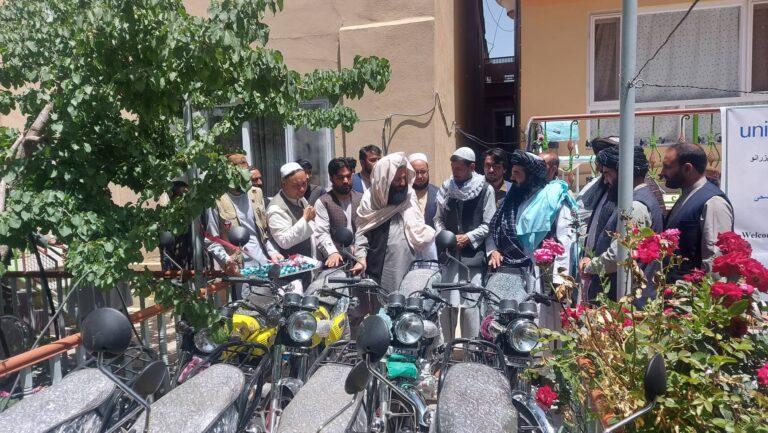 غزني کې پر واکسیناتورانو ۱۳۳ موټرسایکلونه ووېشل شول