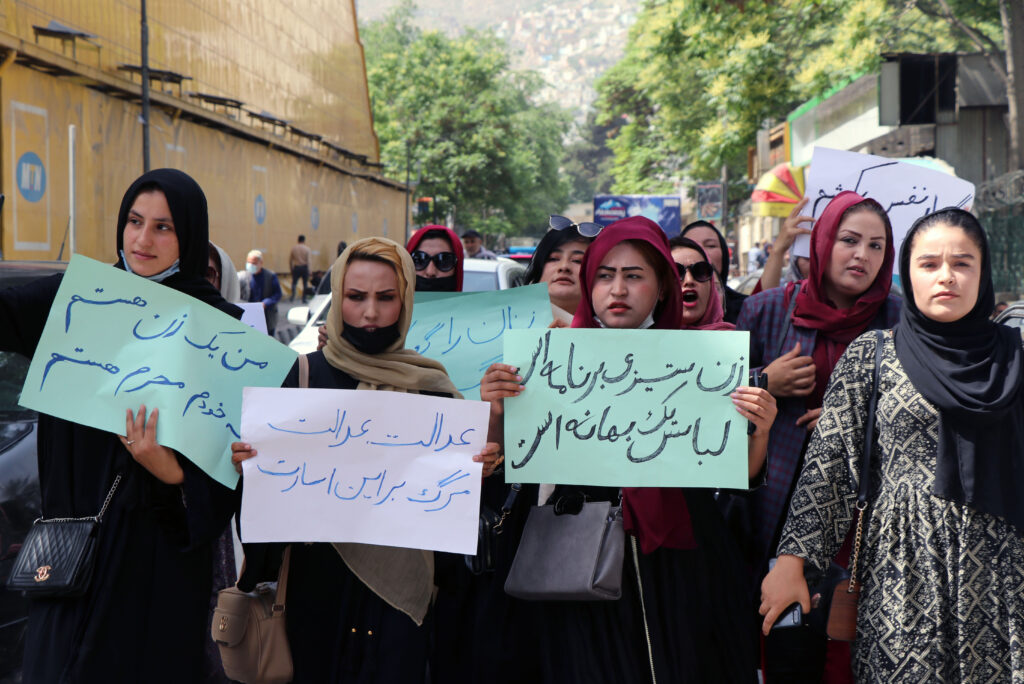 شماری زنان در کابل در واکنش به طرح اعلام شده در مورد حجاب راهپیمایی کردند