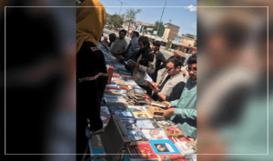 برگزاری نمایشگاه کتاب در روی جاده با استقبال گرم شهروندان کابل روبه‌رو شد