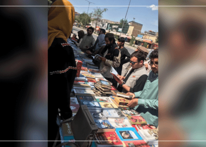 برگزاری نمایشگاه کتاب در روی جاده با استقبال گرم شهروندان کابل روبه‌رو شد