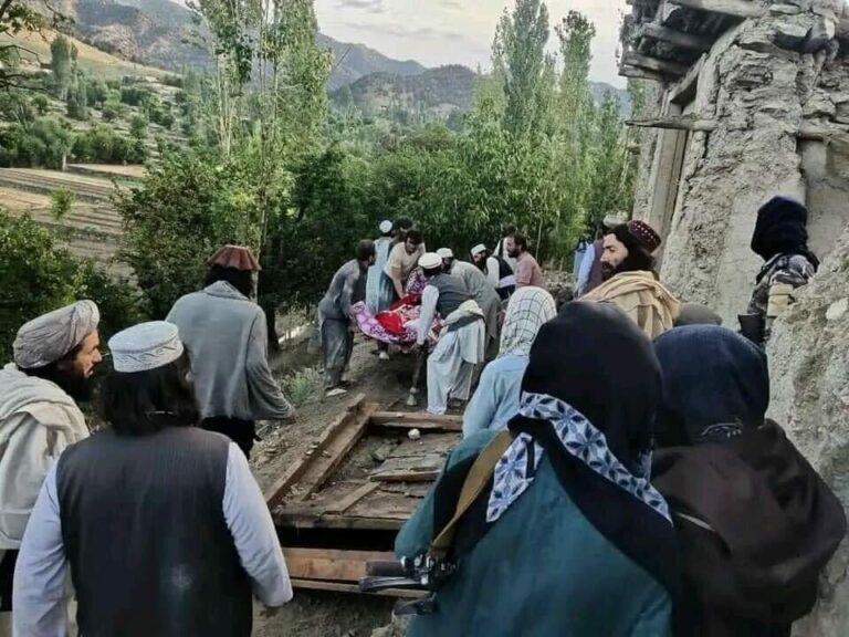کابینه جهت ارایۀ کمک­‌ها به آسیب دیده‌­گان زلزله نشست اضطراری برگزار کرد