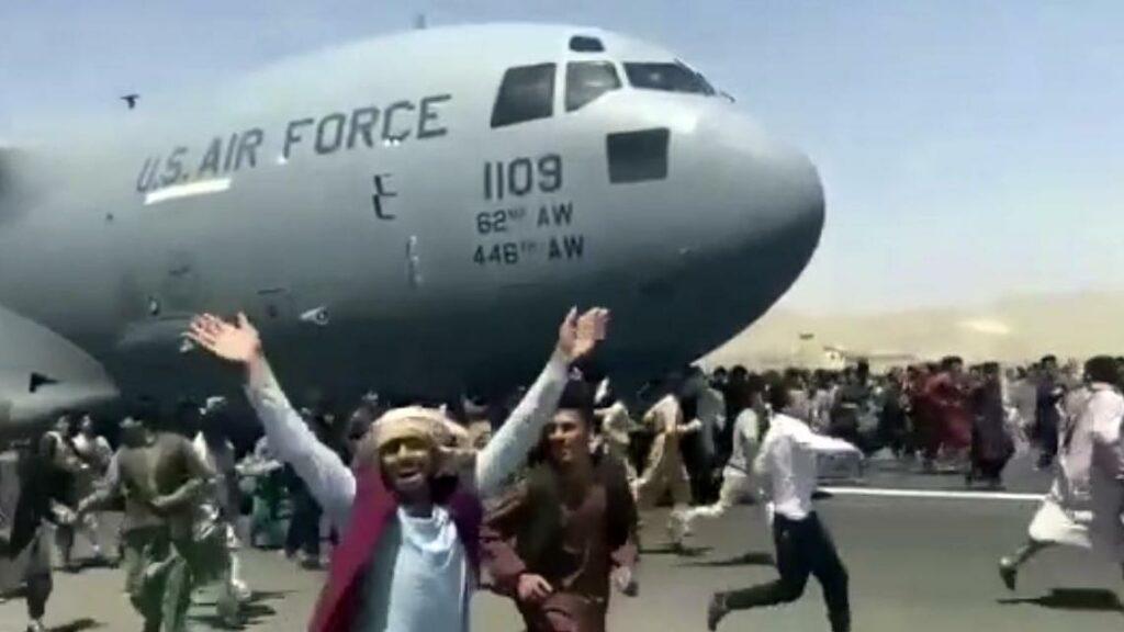 د امریکا هوایي ځواک: په کابل کې له الوتکې د افغانانو لوېدو پېښه کې پیلوټان ملامت نه وو