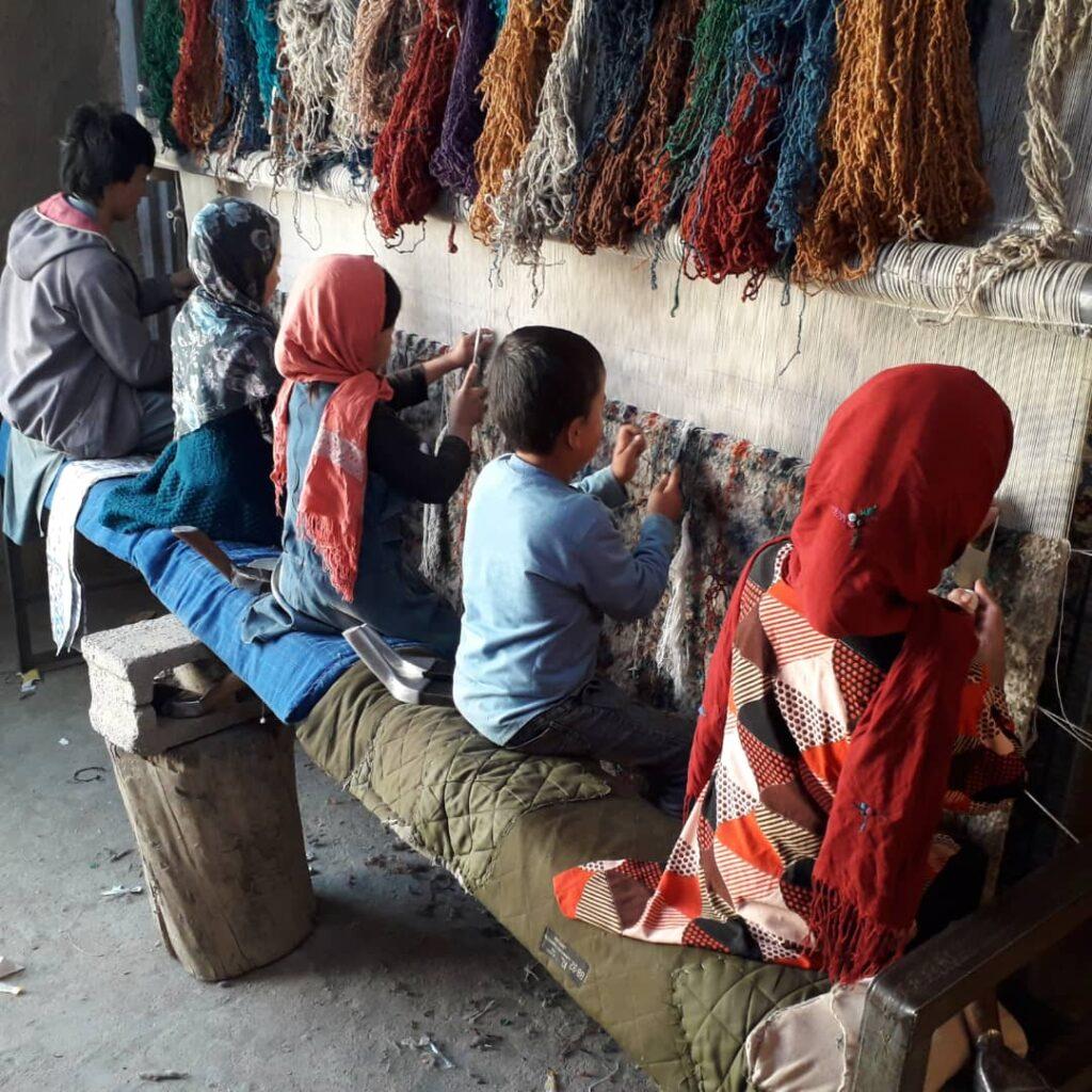 دختران بازمانده از مکتب در بامیان به قالین بافی رو آورده اند