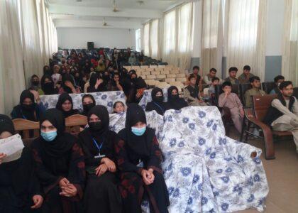 ده‌ها دانش‌آموز دختر و پسر از برنامۀ آموزشی فن سخنرانی در بدخشان فارغ شدند