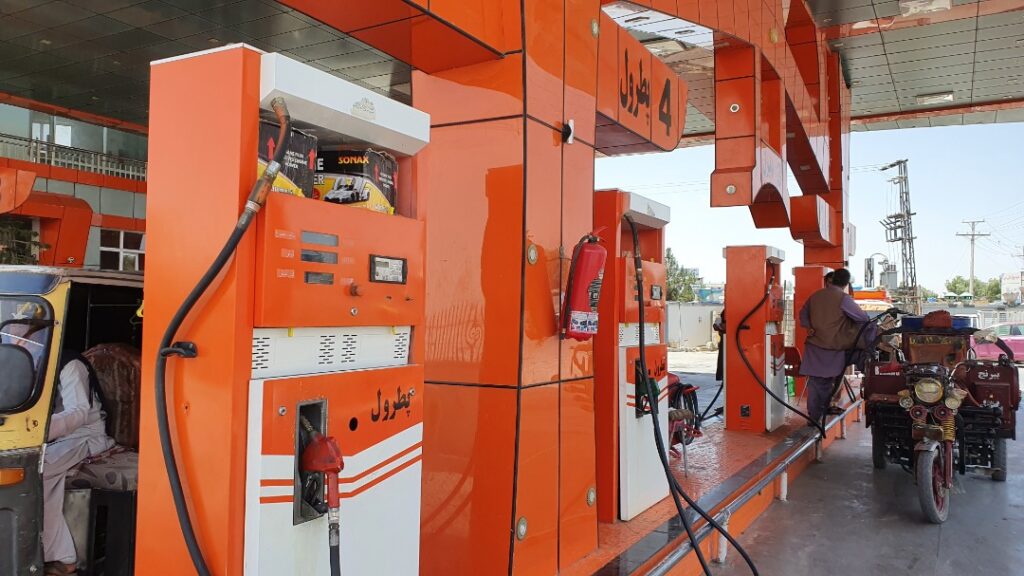 راننده‌گان تکسی در قندهار: افزایش قیمت تیل آنان را با چالش مواجه کرده‌است