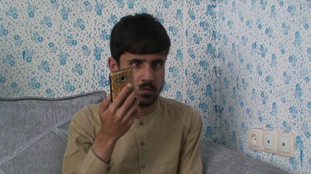یک حافظ نابینا در غزنی، قرآن را به صدها نفر به صورت آنلاین آموزش می‌دهد