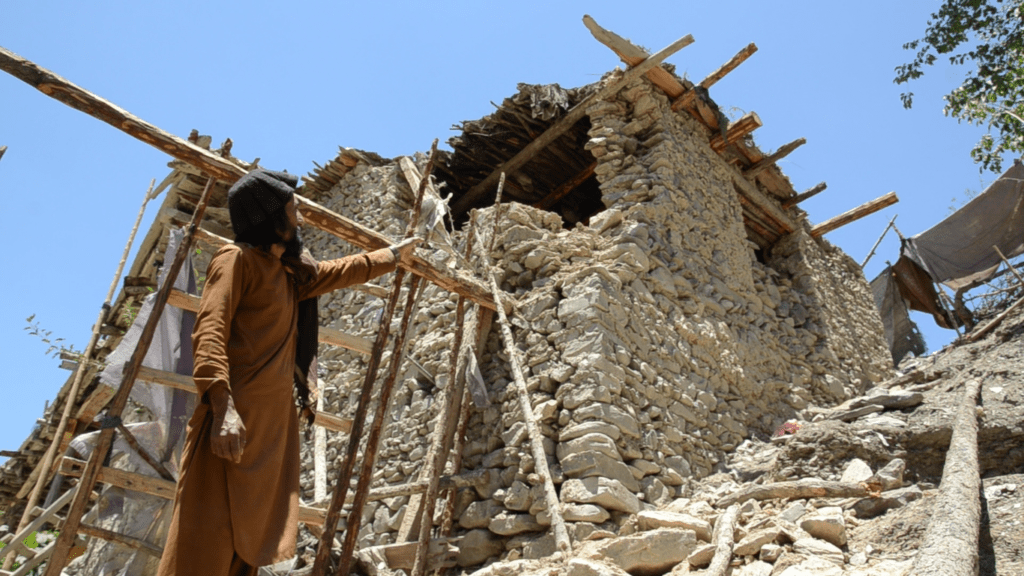 زلزله زده‌گان خوست: تا هنوز برای ما خانه ساخته نشده، زیر خیمه‌ها زندگی می‌کنیم