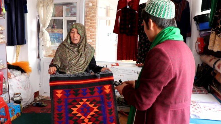 دایکنډي کې د ښځو د لاسي صنایعو بازار کمرنګه شوی
