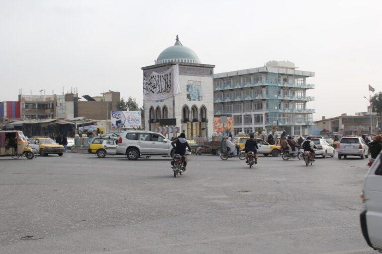 کندهار کې محکمې درې کسان په دُرو وهلي