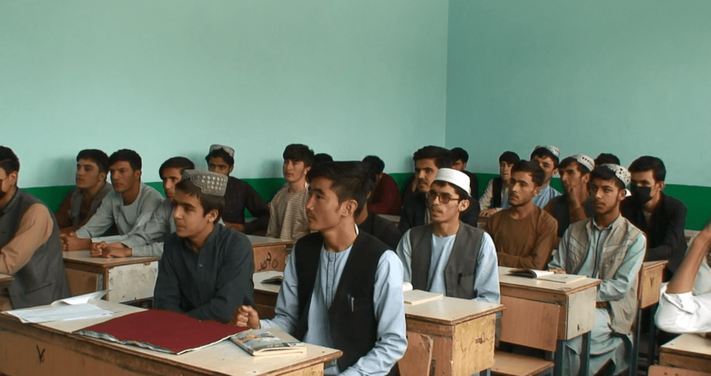 مکاتب غزنی با کمبود کتاب و معلمین مسلکی مواجه‌­اند