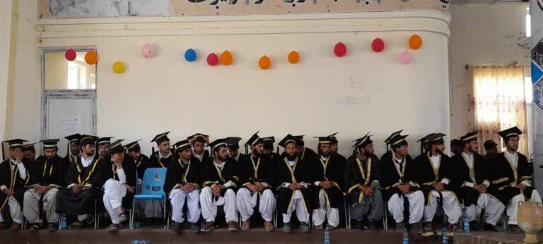 زابل کې په لومړي ځل له میرویس نیکه پوهنتونه ۷۲ محصلین فارغ شول