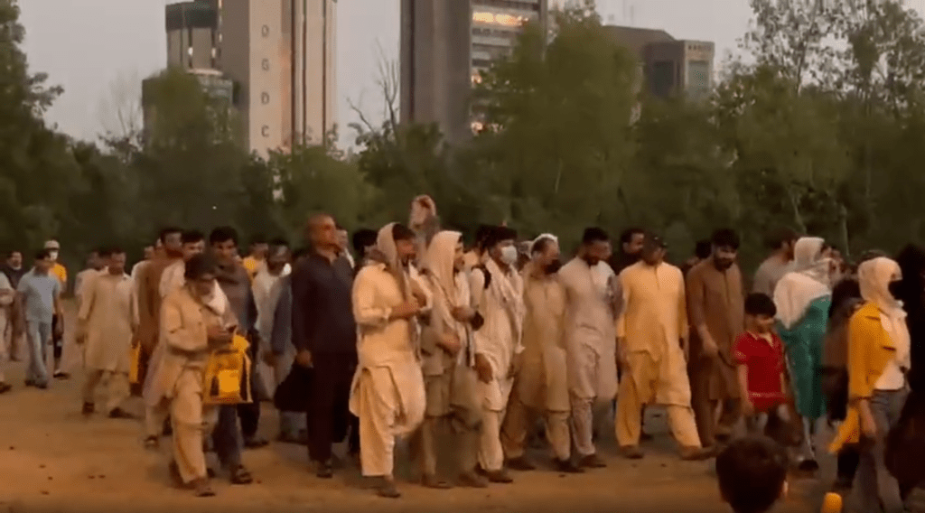 پناهجویان افغان در پاکستان با سردادن شعار، «ما را نجات دهید» یک بار دیگر دست به اعتراض زدند
