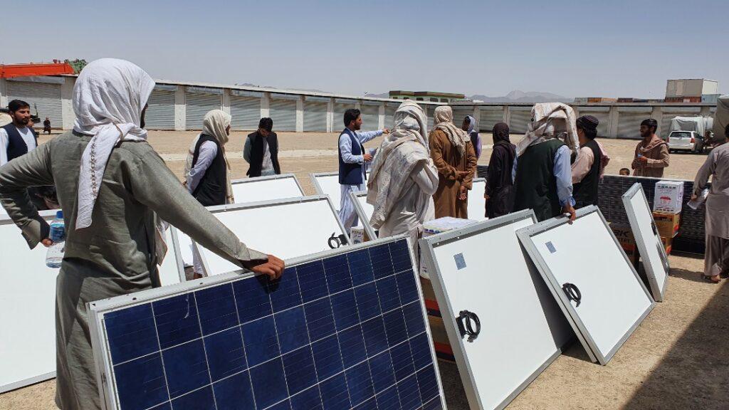 کندهار کې د ښځو په ګډون ۴۰ کسانو ته د ګلدوزي او موبایل ترمیم برخو کې روزنه ورکړل شوه