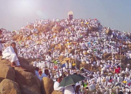 امروز مسلمانان جهان رکن مهم حج (وقوف عرفات) را برگزار می‌کنند