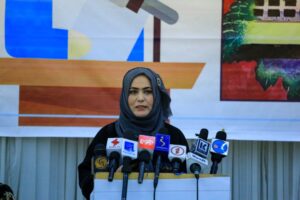 کابل کې یو شمېر ښځې: د نجونو ښوونځي دې ژر تر ژره پرانیستل شي