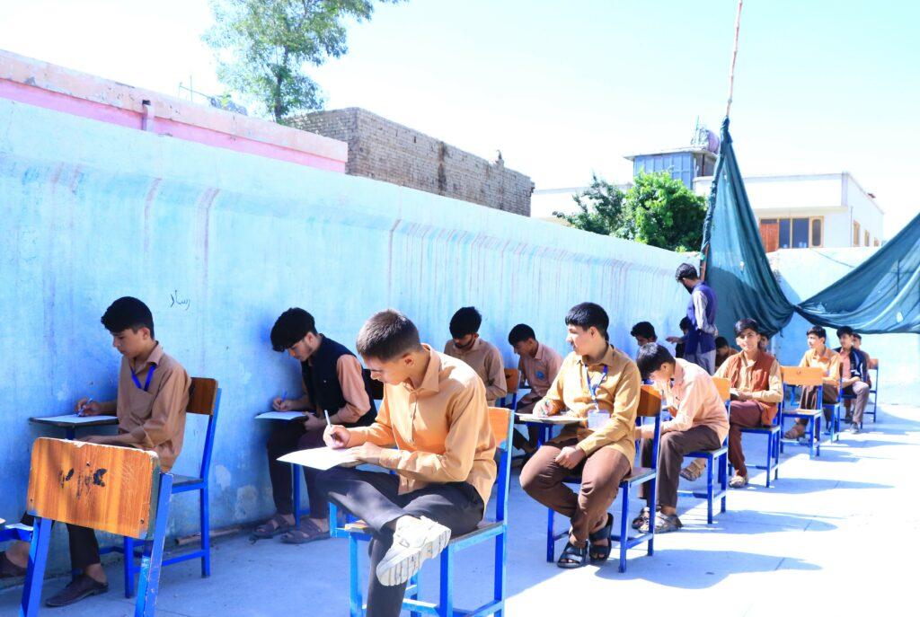 یک نهاد در کابل برای کودکان کارگر و بی‌سرپرست زمینۀ تعلیم را فراهم کرده است