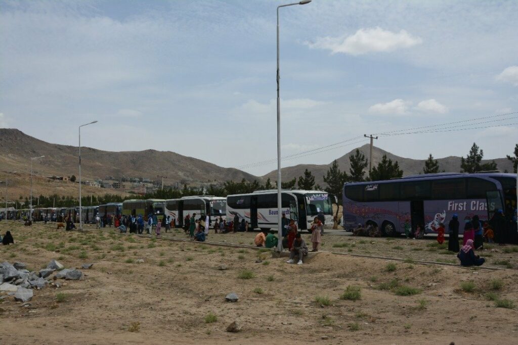 نزدیک به ۳۰۰ خانوادۀ بیجاشده از کابل به ولایات اصلی شان منتقل شدند