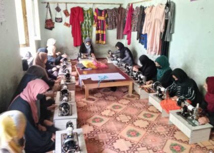 برای ده‌ها دختر بدخشانی زمینۀ آموزش حرفۀ خیاطی و زبان انگلیسی فراهم گردید