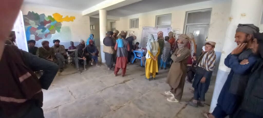 صدها خانوادۀ بی‌بضاعت در غور کمک نقدی دریافت کردند