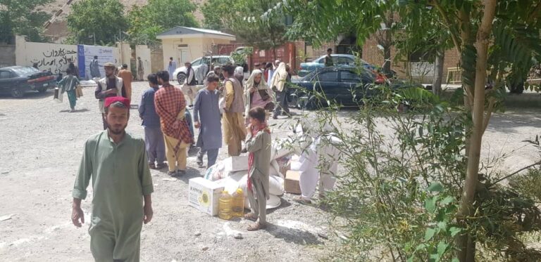صدها خانوادۀ بی‌بضاعت در ولایت پنجشیر مواد غذایی دریافت کردند