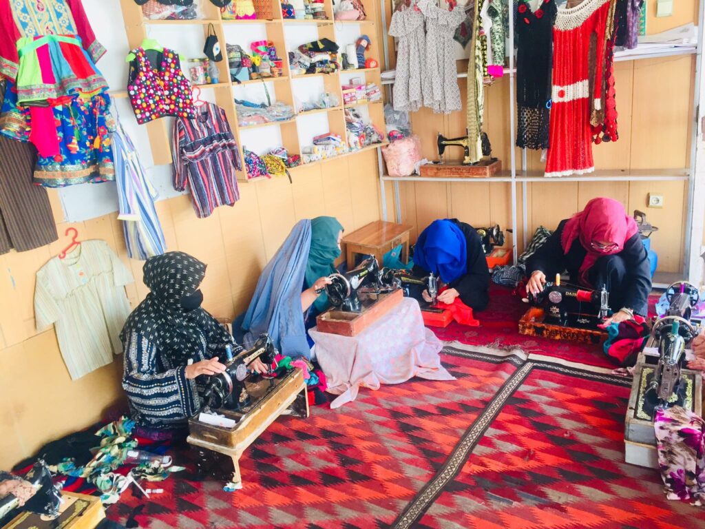 دکانداران زن در بلخ: زنان وسایل مورد نیازشان را از ما خریداری کنند