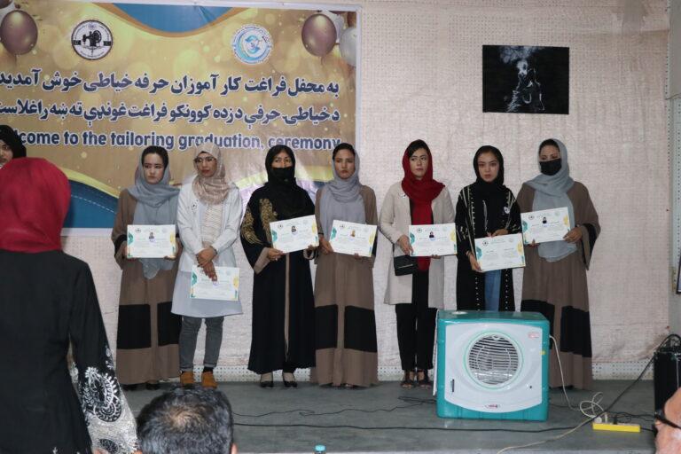 تعدادی از دختران از کورس یادگیری خیاطی فارغ شدند