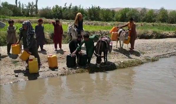 باشنده‌گان شهر تالقان: سه هزار خانواده در منطقۀ آق‌مسجد به آب آشامیدنی صحی دسترسی ندارند
