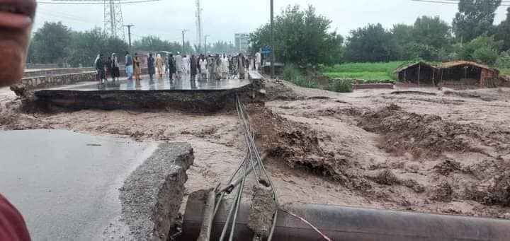 از اثر سرازیر‌شدن سیلاب‌های اخیر در ننگرهار بیش از هزار خانه و شش پل تخریب شده‌است