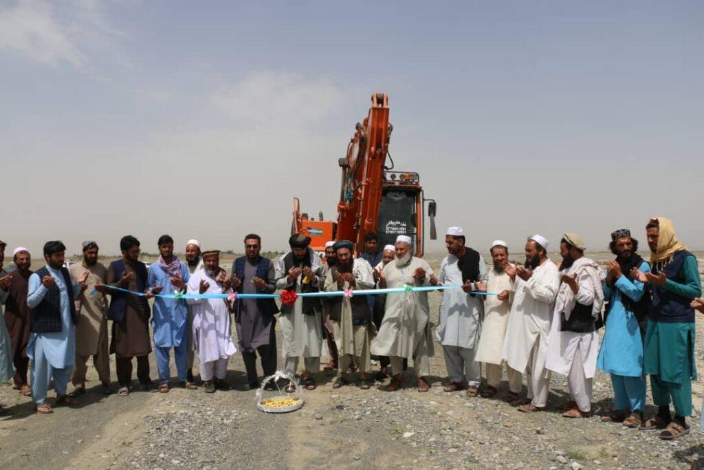 لوګر کې د ۱۹۰زره ډالرو په لګښت د یوه سړک او استنادي دېوال جوړول پیل شول