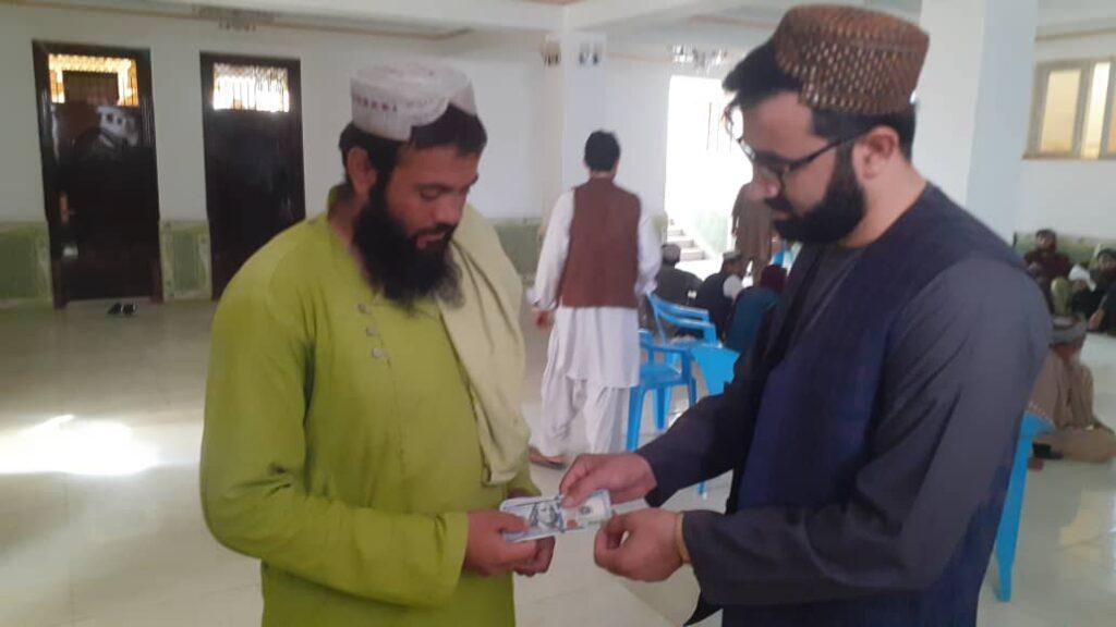 هلمند کې له څه باندې زرو کورنیو سره د نغدي مرستو لړۍ پیل شوه