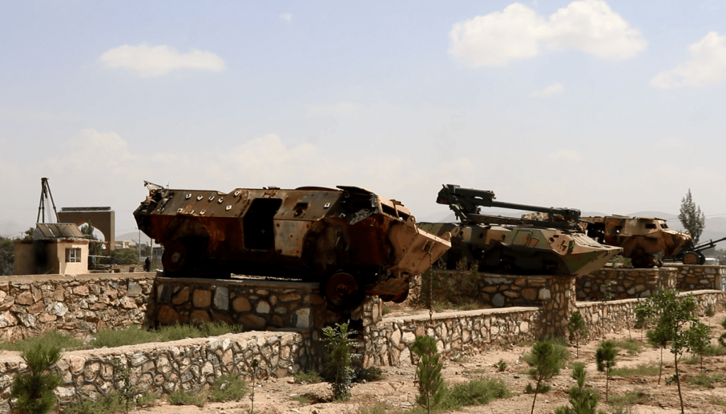 وسایط نظامی تخریب‌شدۀ نیروهای خارجی در غزنی به نمایش گذاشته شده‌است