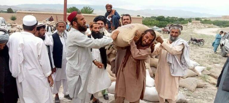 د ننګرهار په اوو ولسواليو کې ۴۰ زره کسانو ته د کار بدل کې غنم ورکړل شول
