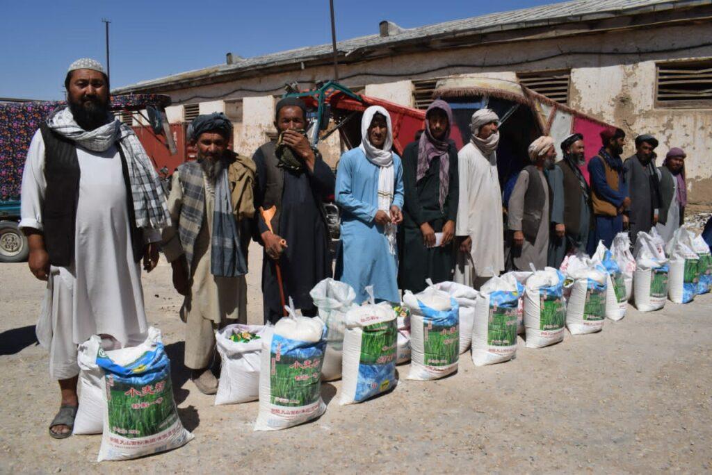 برای ۴۰۰ خانوادۀ متضرر از خشکسالی در جوزجان موادغذایی توزیع شد
