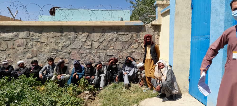حدود ۸ میلیون افغانی پول نقد برای خانواده‌های نیازمند در غور توزیع شده است
