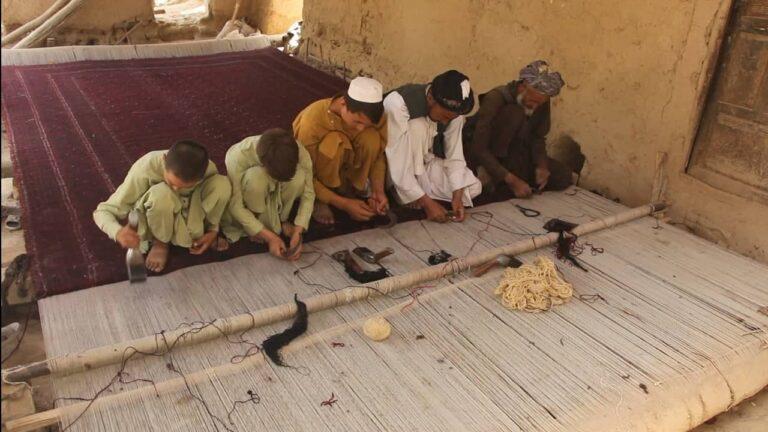 کندوز کې د غالیو صنعتګر: د بازار او خامو موادو نشتوالی مو د کاروبار کمرنګه کېدو لامل شوی