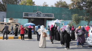 شماری از زنان در حمایت از مهسا امینی در مقابل سفارت ایران در کابل تظاهرات کردند