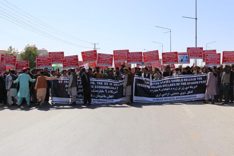 کابل کې لاریون‌کوونکو د افغانستان د کنګل شوې شتمنۍ د ازادولو غوښتنه وکړه