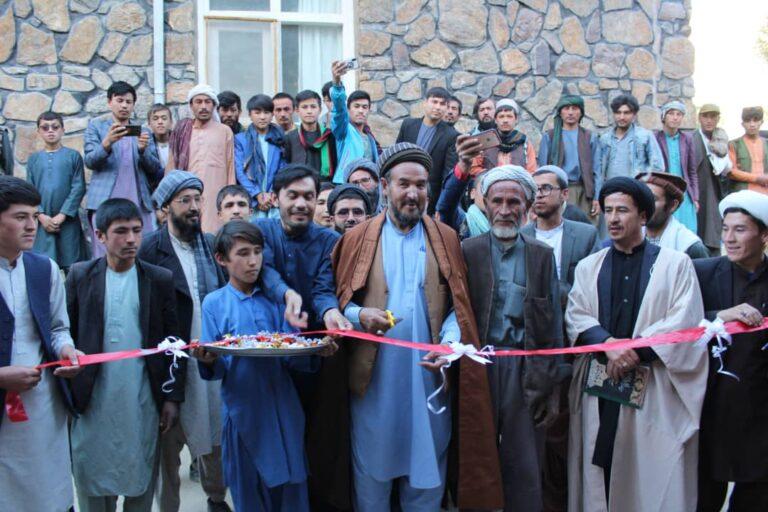 دو جوان یک باب کتابخانۀ عامه را در دورترین منطقۀ ولایت دایکندی ایجاد کرده‌اند