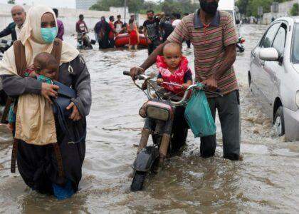 سیلاب‌های اخیر در پاکستان بیش از ۴۲۰ هزار مهاجر افغان را نیز متضرر ساخته‌است