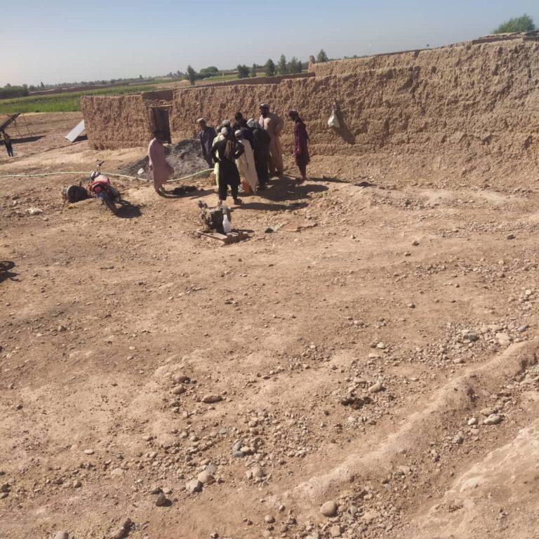 یک دختر خُردسال در هلمند در داخل چاه سقوط کرده‌است
