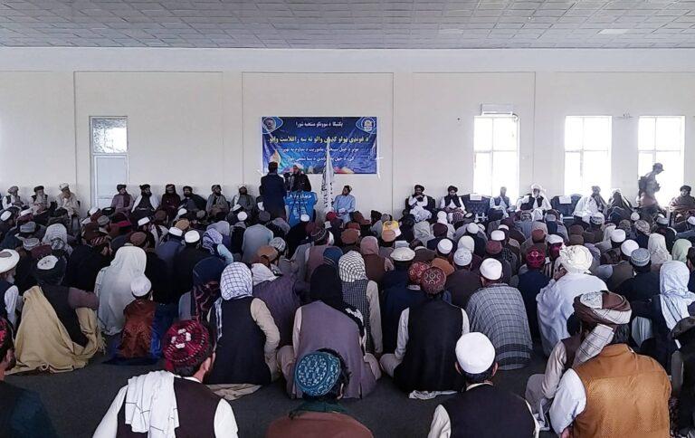 د پکتیکا ښوونکي دوی ته په ځانګړي شوي ښارګوټي کې د نومرو غوښتنه کوي