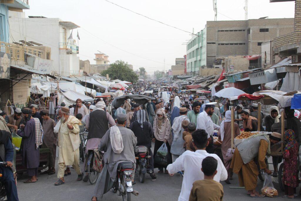 کندهار ښار کې سلګونو هټۍوالو پر ښځینه مشتریانو د بندیز غبرګون کې خپلې هټۍ وتړلې