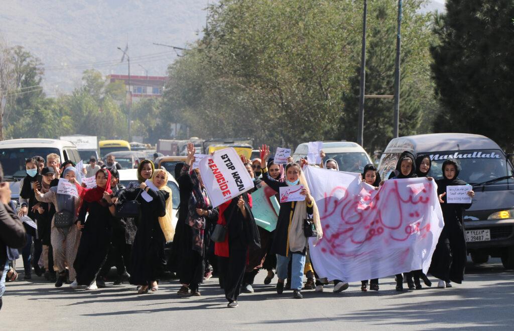شماری از زنان در واکنش به حملۀ دیروز بر مرکز آموزشی «کاج» دست به اعتراض زدند