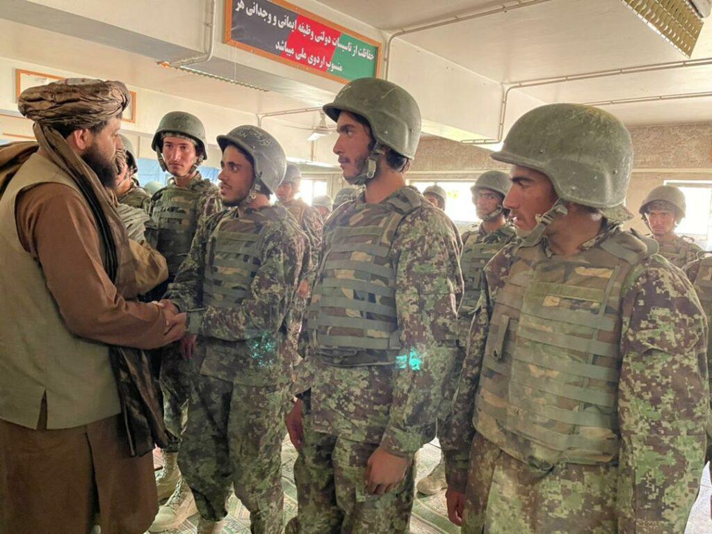 سرپرست وزارت دفاع با سربازان تازه جذب شده دیدار کرد