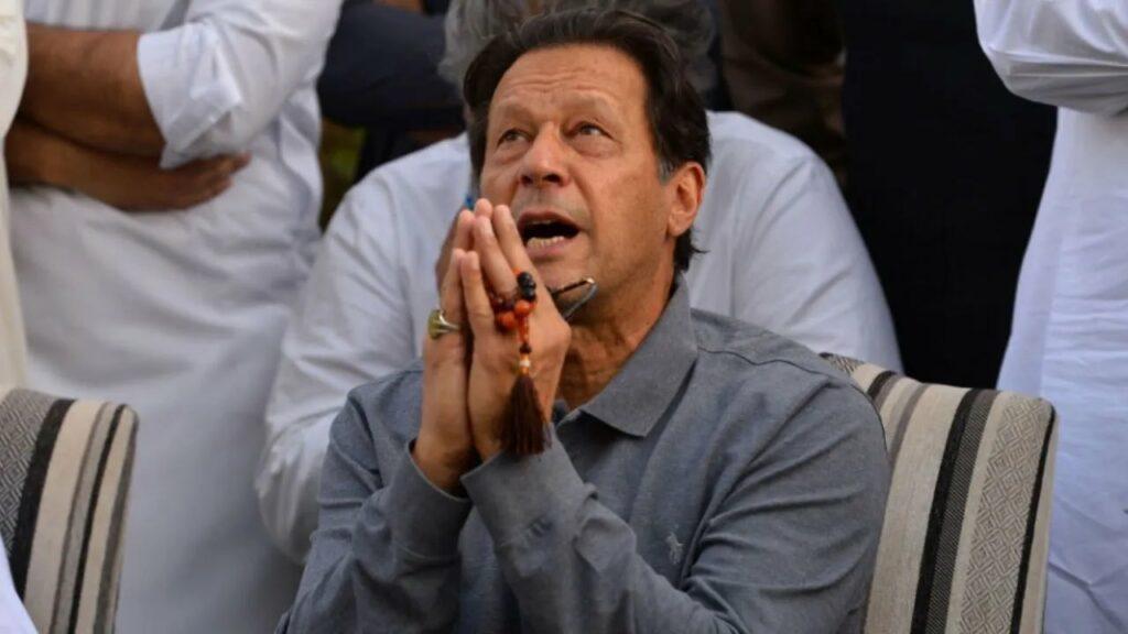 عمران‌خان نخست وزیر پیشین پاکستان در حملۀ مسلحانه زخمی شده‌است