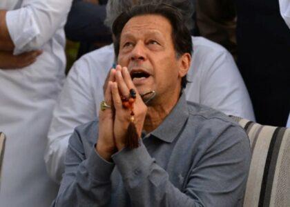 عمران‌خان نخست وزیر پیشین پاکستان در حملۀ مسلحانه زخمی شده‌است