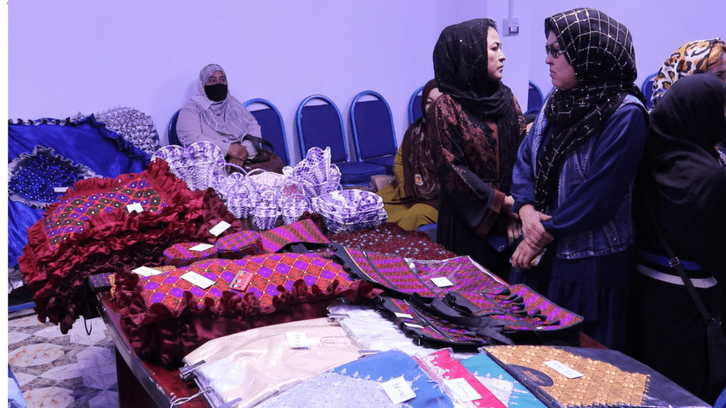 غزني کې د معلولو ښځو د لاسي صنایعو نندارتون جوړ شو