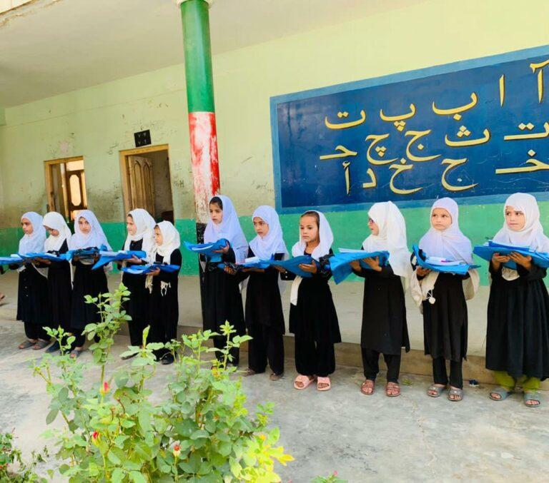 یونیسف کونړ کې ۱۹زره زده‌کوونکو ته د قرطاسیې وېش پیل کړ